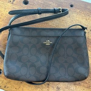 Coach shoulder bag in signature canvas